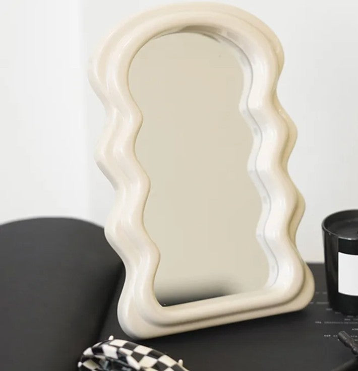 Miroir décoratif avec cadre blanc géométrique