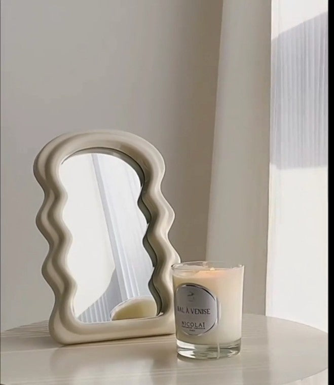 Miroir décoratif avec cadre blanc géométrique