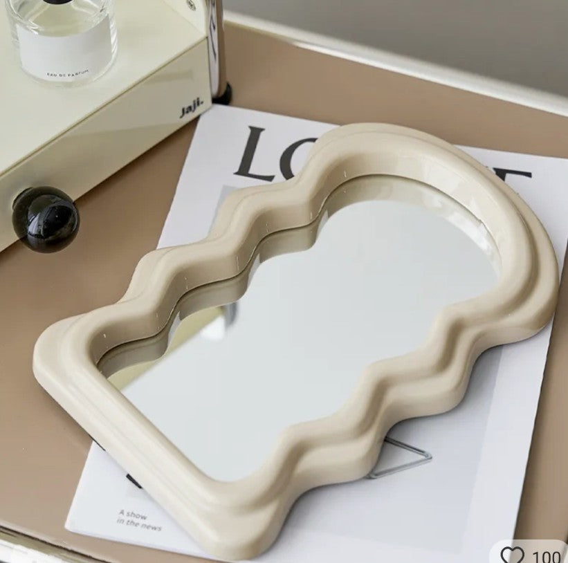 Miroir décoratif avec cadre blanc géométrique